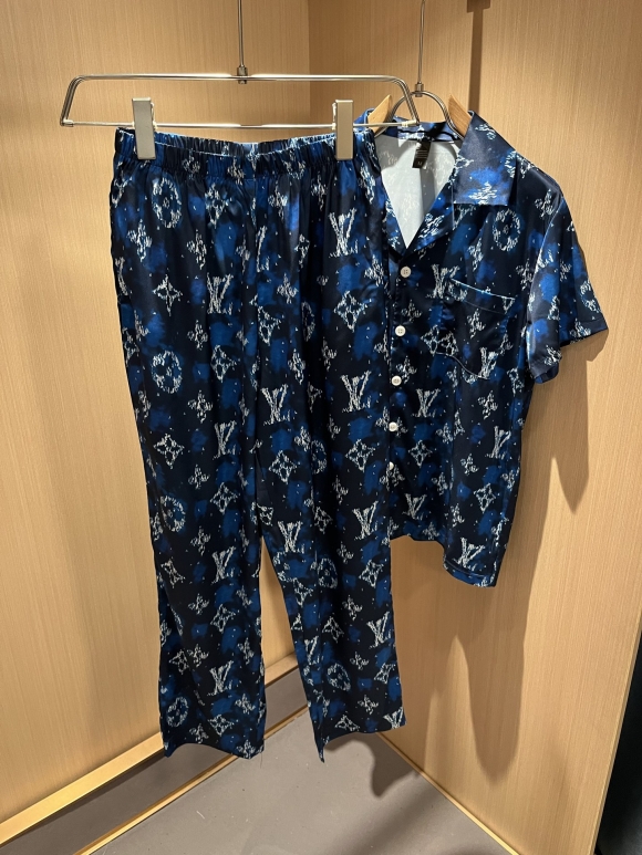 Leisure suit