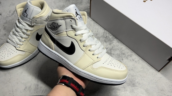 AirJordan1MidSHOES