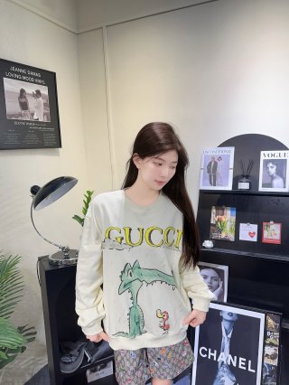 Hoodies & Sweatshirts