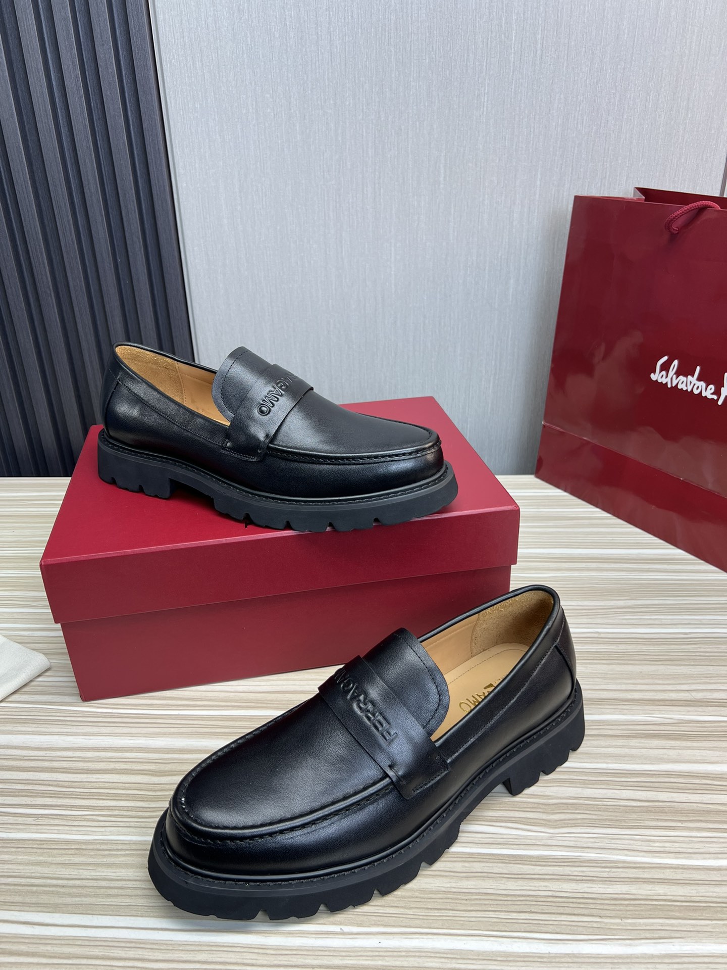 FerragamoSHOES