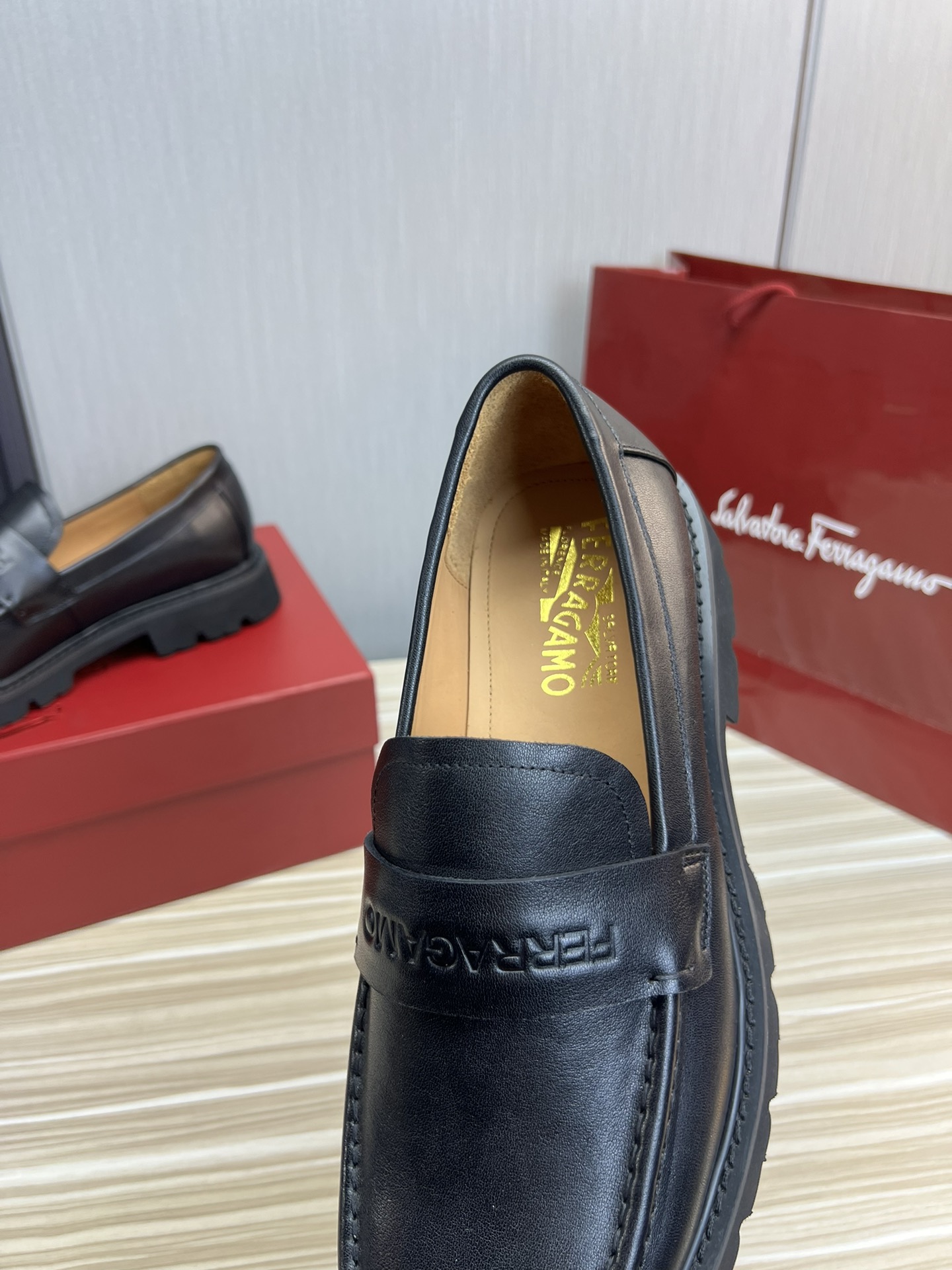 FerragamoSHOES