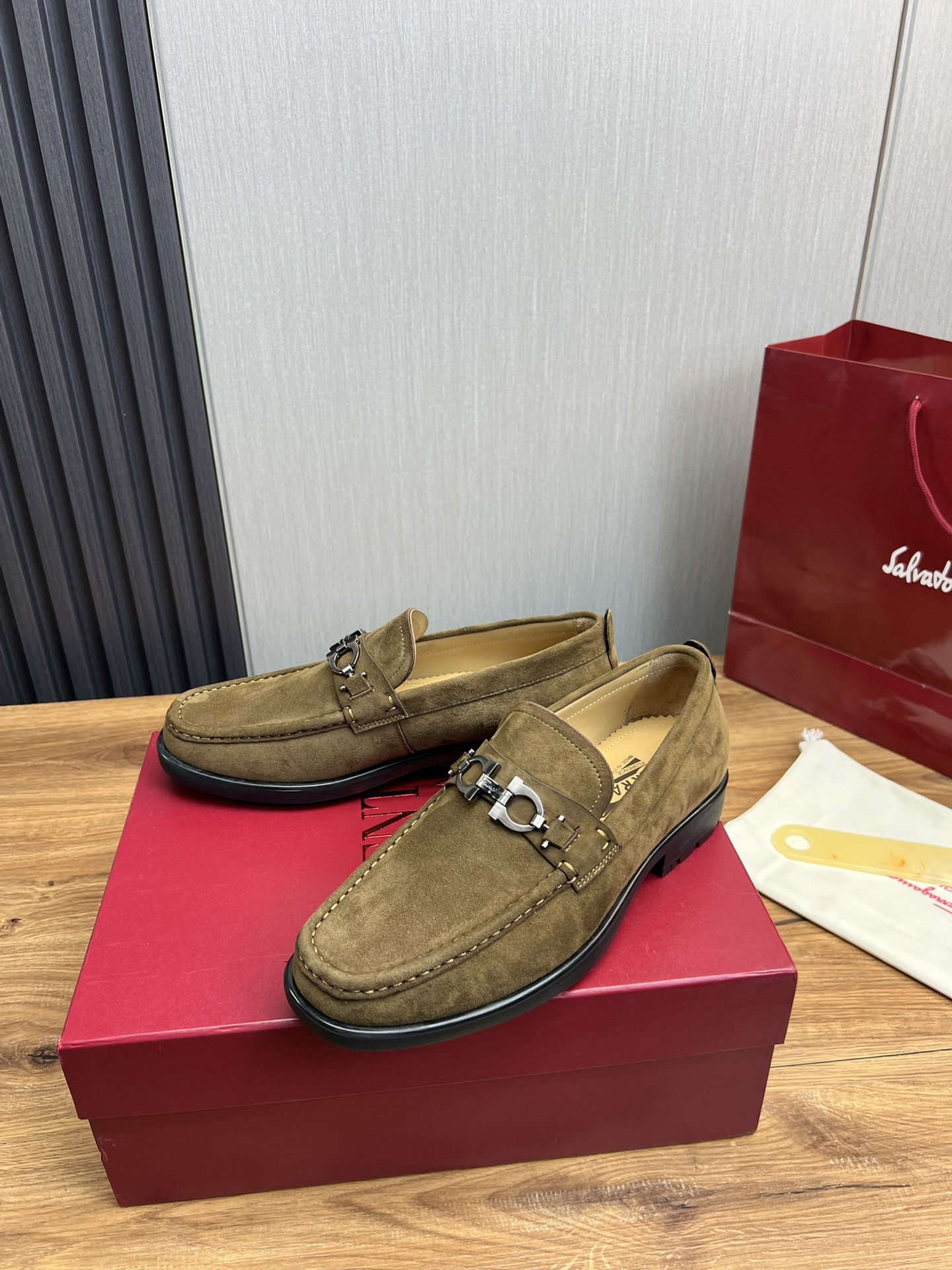FerragamoSHOES