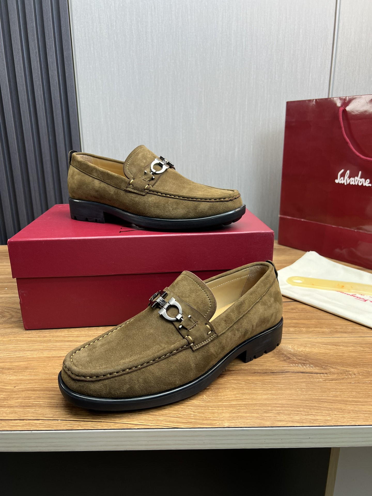 FerragamoSHOES