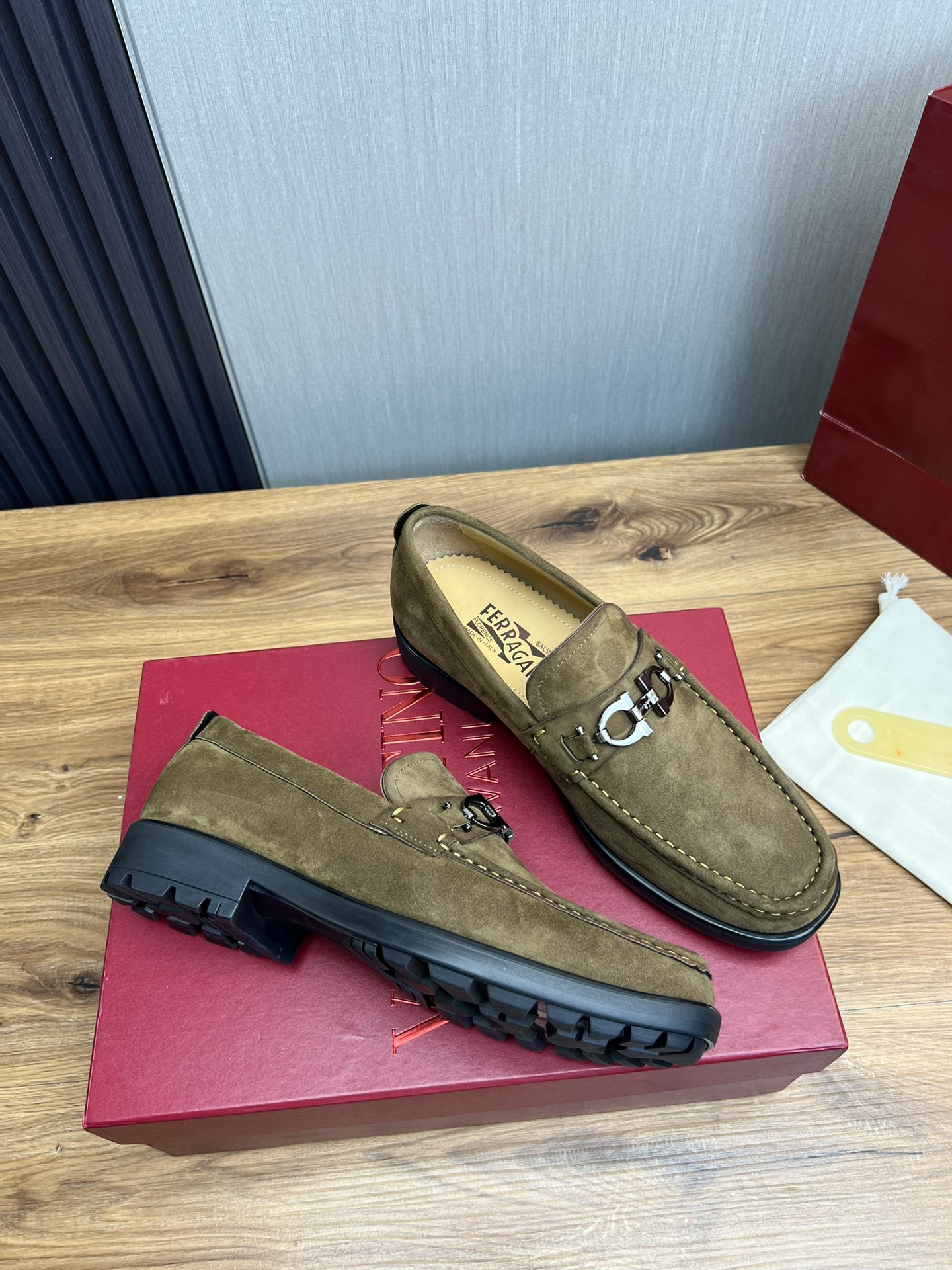 FerragamoSHOES