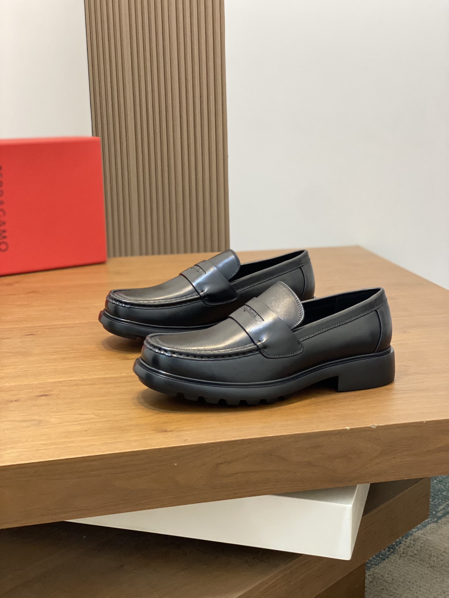 FerragamoSHOES