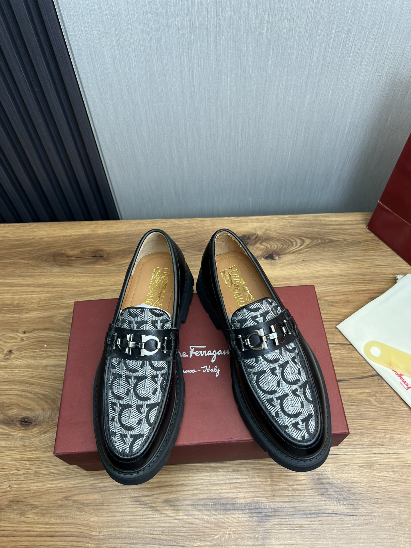 FerragamoSHOES