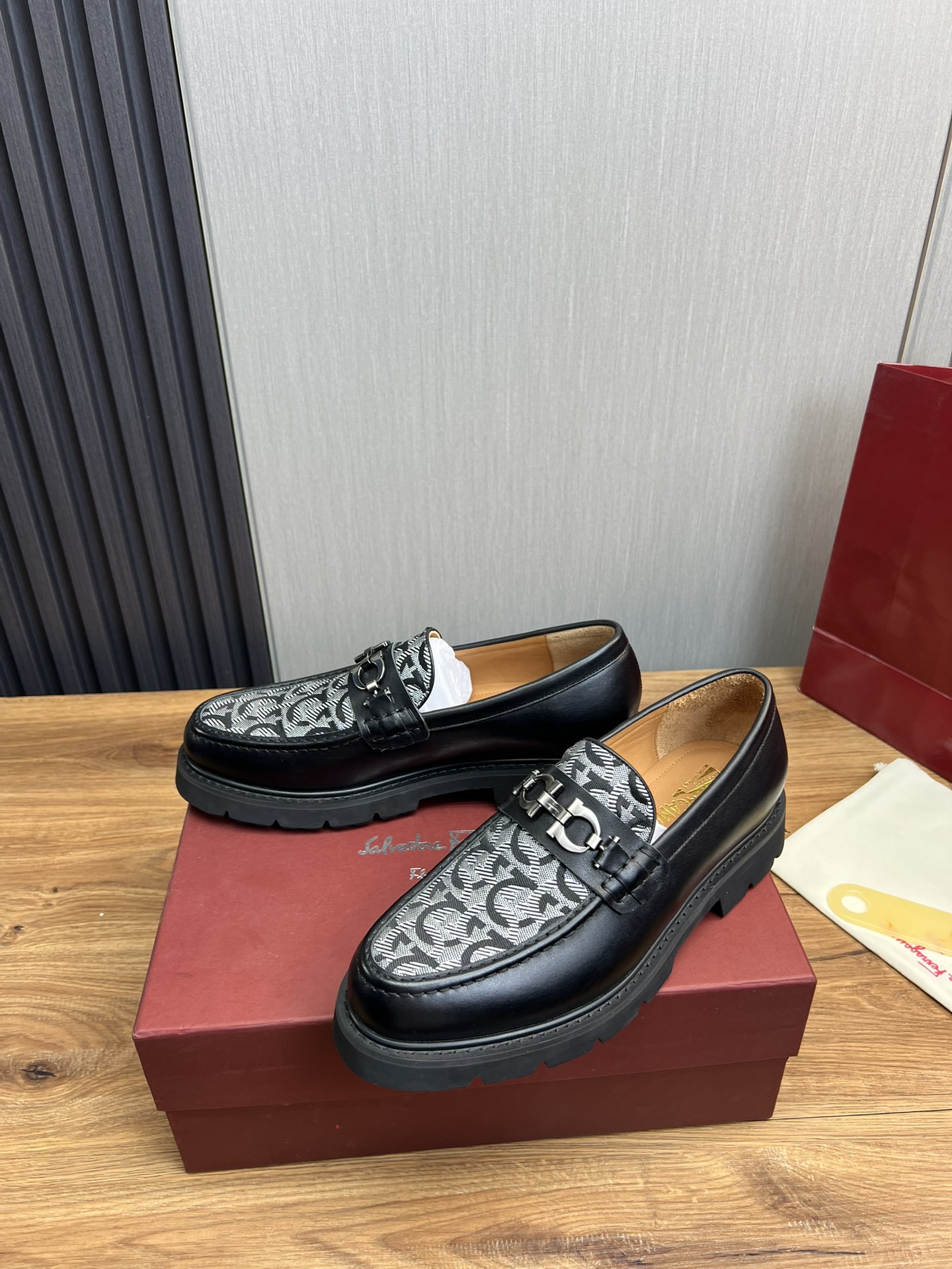 FerragamoSHOES