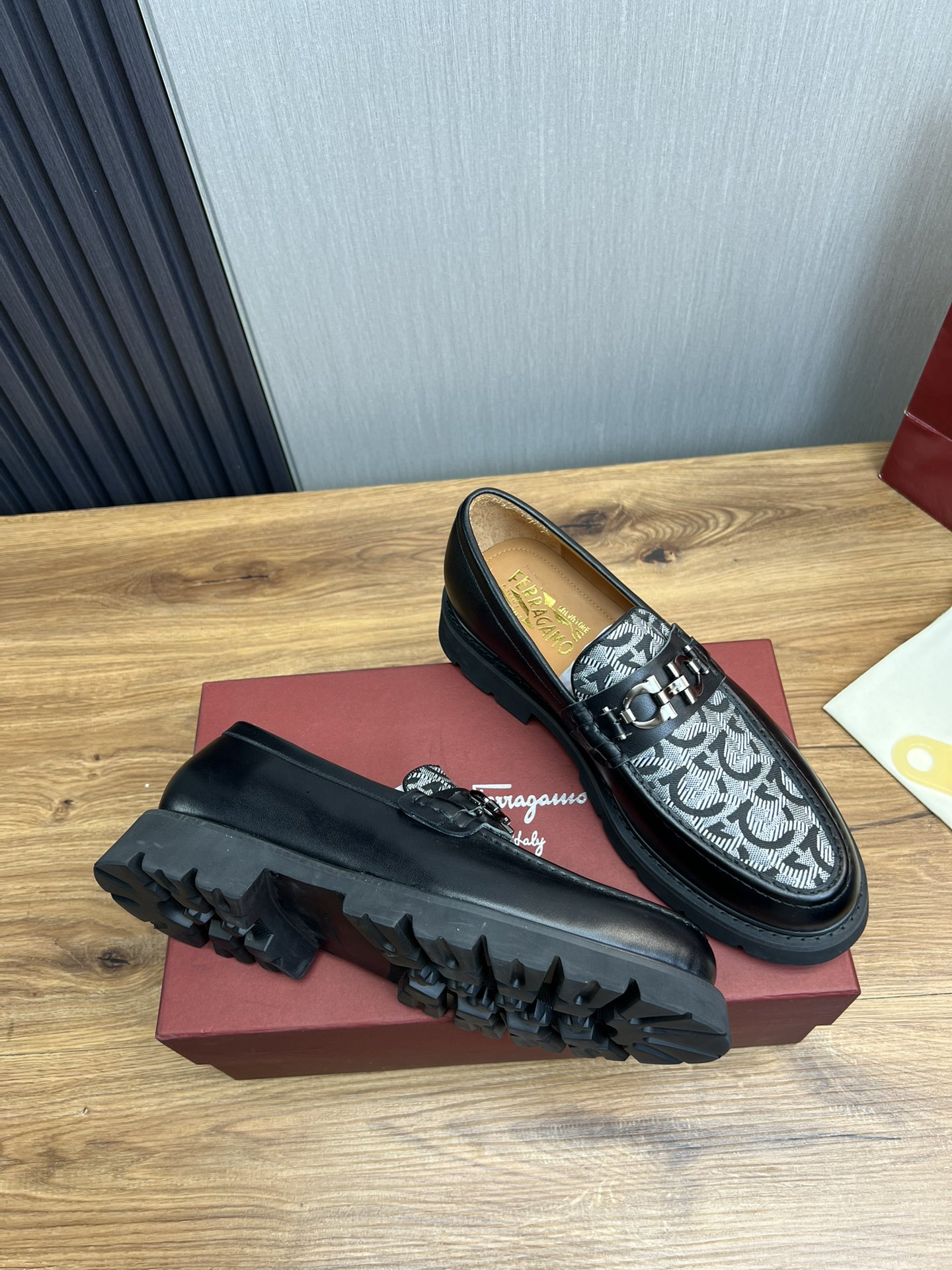 FerragamoSHOES