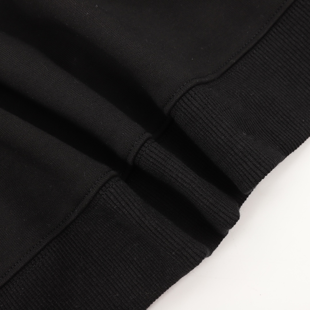 Hoodies & Sweatshirts