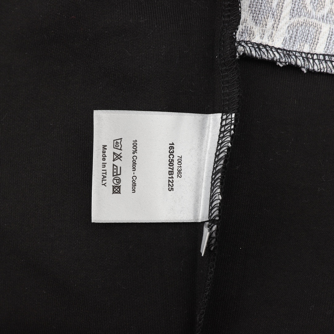 Hoodies & Sweatshirts